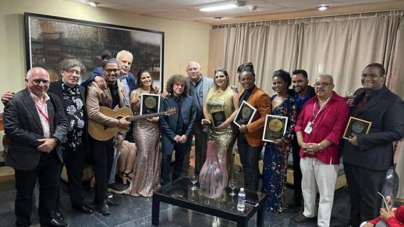 Ganadores del concurso de interpretación junto al ministro de cultura de Cuba, Alpidio Alonso, el presidente de la EGREM, Mario Escalona, organizadores del certamen y artistas extranjeros invitados