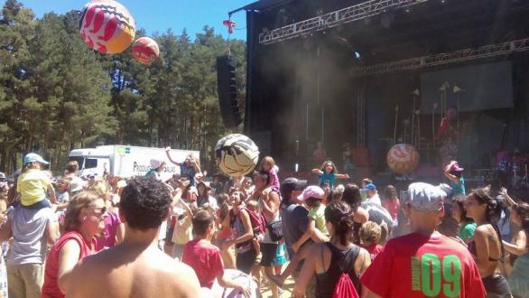 personas en fiesta de verano en Burgos 