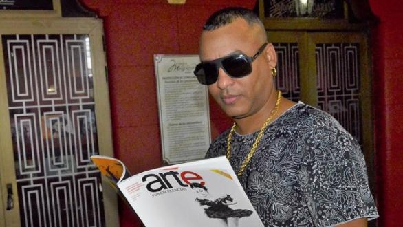 Músico de MAnolito Simonet con revista de arte 