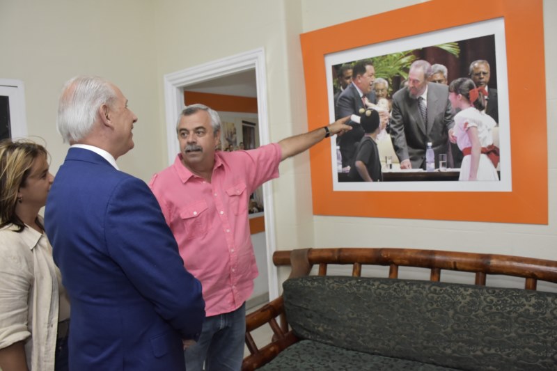 Tim Cremata shares with Mr. José Carlos de Santiago moments of history that the company treasures