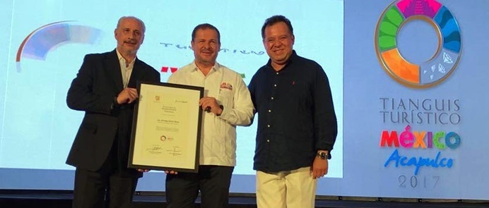 Enrique Peña Nieto galardonado en la primera edición de los premios Excelencias México