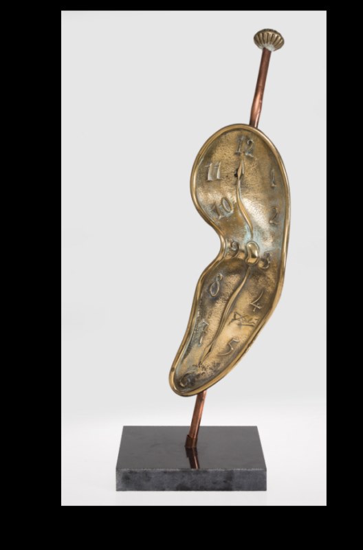 Salvador Dalí, escultura de bronce dorado El tiempo en la cuarta dimensión , 75x25x25 cm 