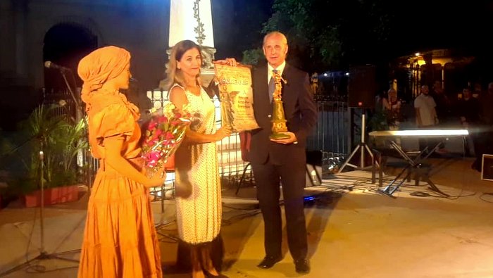 Receive Excelencias Group El Angelote Award