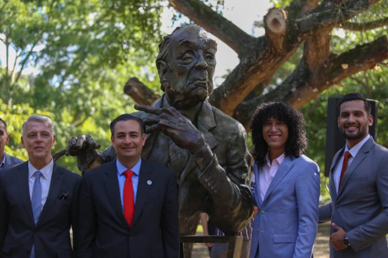 De izqda. a dcha. Eduardo Porretti, encargado de negocios de la Embajada Argentina; Darwin González, Alcalde de Baruta;  el escultor, Carlos Jairran