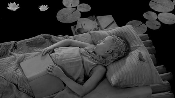 HANS OP DE BEECK «Mi cama, una balsa, la habitación, el mar, y entonces me reí, me invadió la tristeza», 2019 (detalle). Foto: Estudio Hans Op de Beeck