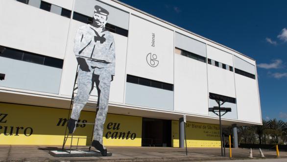 fachada de la instalación en la que se desarrolla la bienal de sao pablo