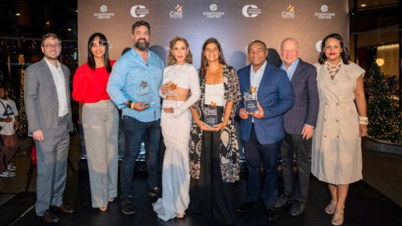 Marc Mejía, hijo de Pericles Mejía, Judith Rodríguez, Laura Amelia Guzmán y Manolo Ozuna junto a ejecutivos de Caribbean Cinemas