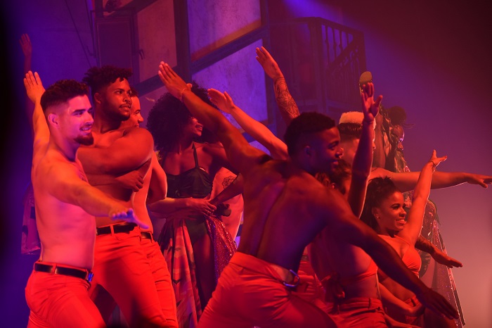 Bailarines en escena en Málaga. Espectáculo Hotel Habana 