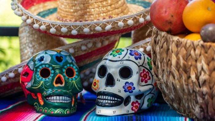 Cuando la noche recuerda: prácticas hispanoamericanas del Día de los Muertos y Halloween