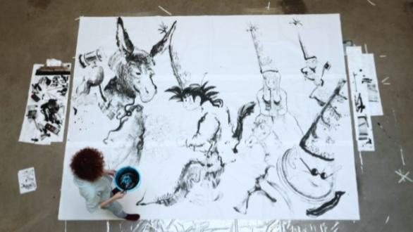 Artista Carla Cañellas junto a su obra 