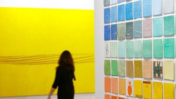 persona disfruta de las obras de arte en ARCOMadrid