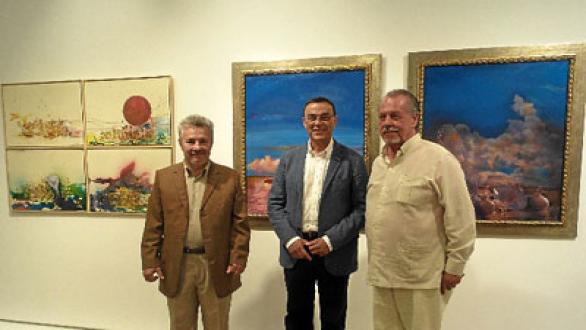 Enrique Ávila junto a Ignacio Caraballo, presidente de la Diputación de Huelva, y Antonino Parrilla en la inauguración de la expo en España. Foto|Tomada de HuelvaYa.es