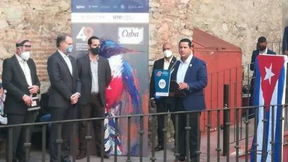 Gobernador de Guanajuato durante la inauguración de La Casa Cuba en Guanajuato