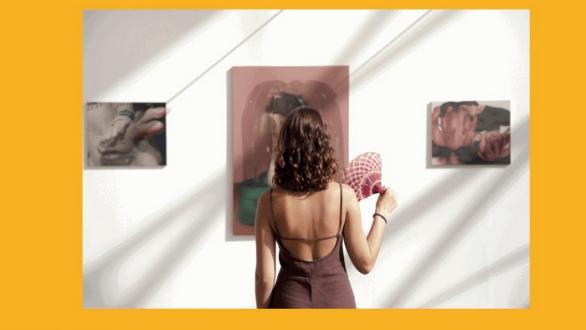 joven observa obras de arte en CAN Art Fair 23 