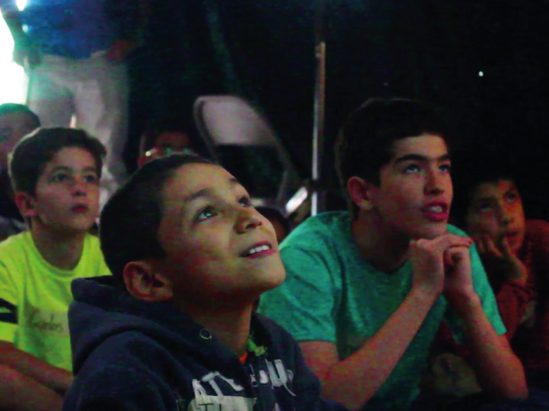niños viendo tele