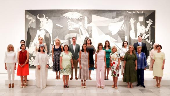 Fotografía de grupo delante de la obra Guernica de Pablo Picasso © Casa de S.M. el Rey
