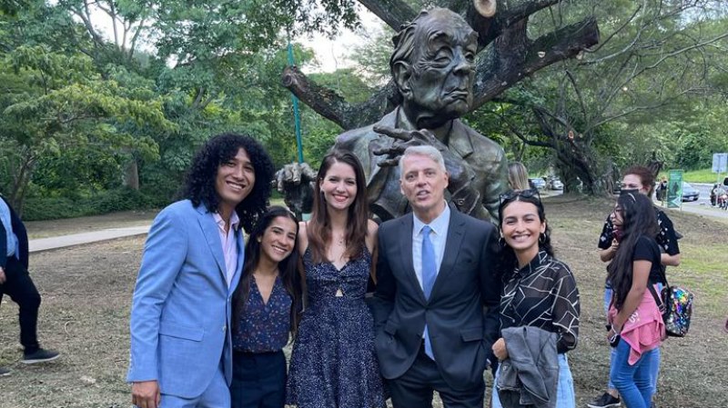 El escultor Carlos Jairran y el equipo de Ads Restauraciones junto al embajador, Eduardo  Porretti 