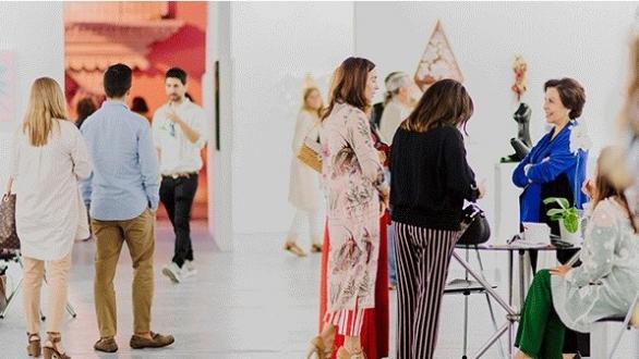 personas disfrutan de arte contemporáneo