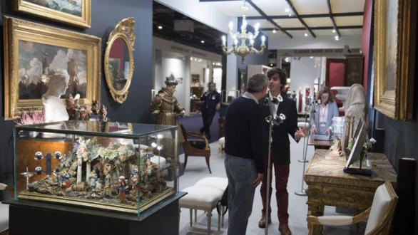 FERIARTE_2018. personas conversan rodeadas de antigüedades 