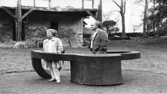 Pilar Belzunce y Eduardo Chillida dentro de Homenaje a la tolerancia © Zabalaga-Leku, VEGAP, Madrid 2016 Imagen cortesía de Zabalaga-Leku