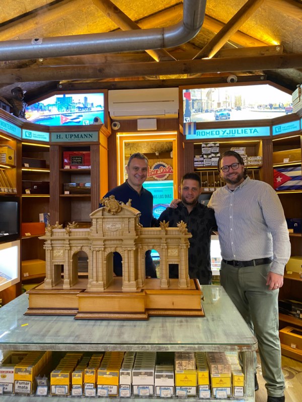 Exhiben en Madrid humidor inspirado en la Puerta de Alcalá
