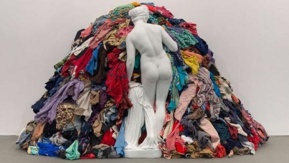 Michelangelo Pistoletto, Venere degli stracci (Venus of the rags), 1967, concrete, rags, 190 x 240 x 140 cm, courtesy: the artist and GALLERIA CONTINUA, Photographer: Oak Taylor-Smith.