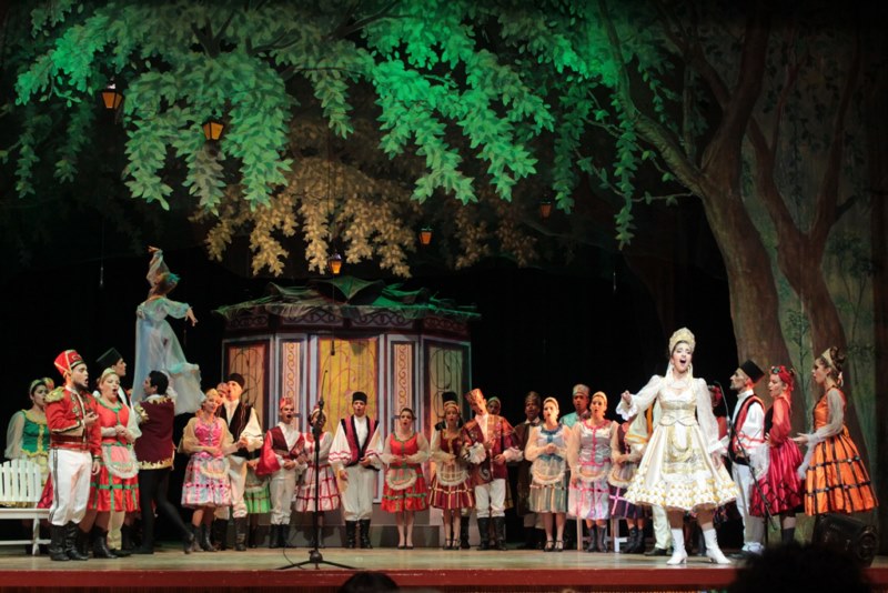 Presentación de La viuda alegre por el Teatro Lírico Rodrigo Prats de Holguín