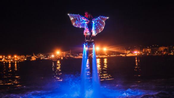 personas iluminadas sobre el agua 