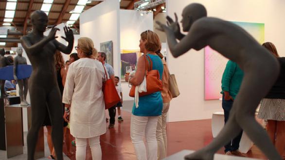 Imagen de personas en galería de arte- ArtMarbella 