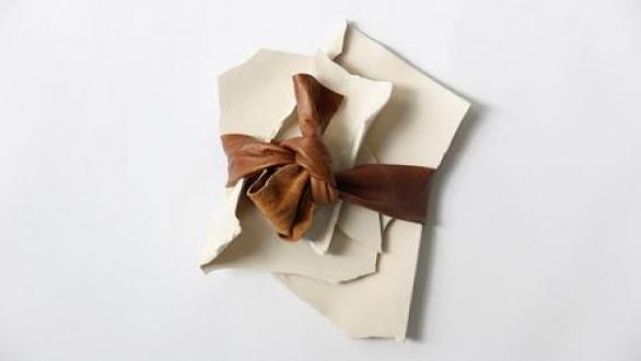  Hernán Aguirre García. Sin título, 2016. Cerámica esmaltada y cuero. 27 x 30 x 18 cm. Galería: Lateral