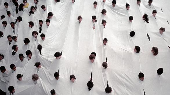 Lygia Pape, "Divisor" ("Divider") – 1968, performance at Museu de Arte Moderna, Rio de Janeiro, 1990 © Projeto Lygia Pape