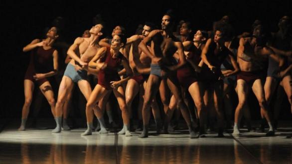 personas danzando 
