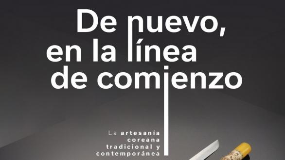 Cartel de la exposición “De nuevo, en la línea de comienzo” . Muestra título y piezas de artesanía