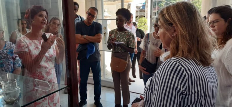 recorrido por la muestra Vidrio español en La Habana. S. XVI-XIX