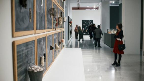 personas en salón de exposiciones