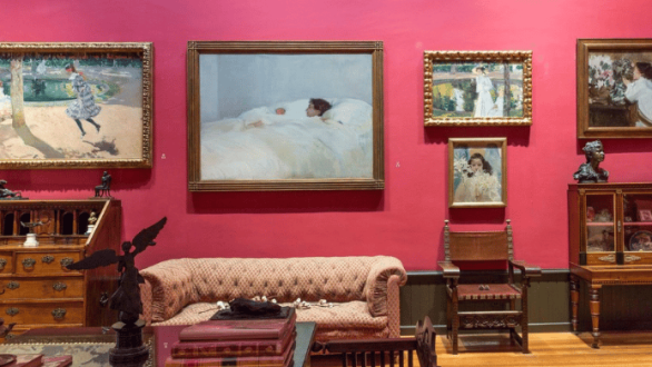 Sala de exposición con pinturas de Joaquín Sorolla y mobiliario histórico