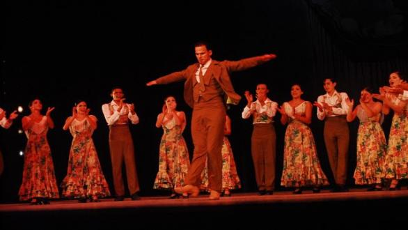 bailarines de flamenco en escena 