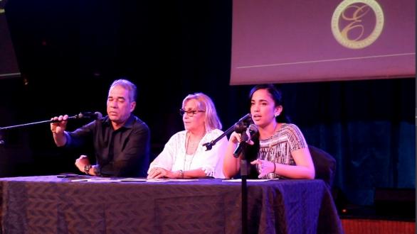 Conferencia de prensa seminario gourmet personas sentadas