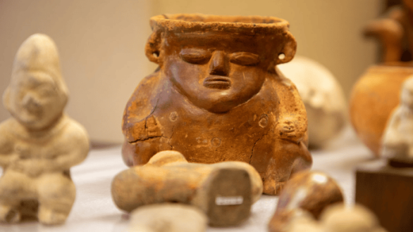 Piezas arqueológicas repatriadas a Colombia expuestas en el Museo Nacional de Bogotá