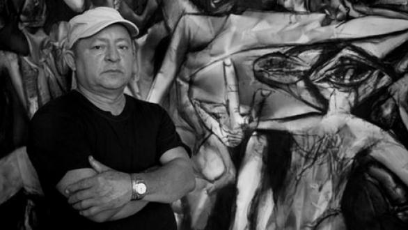 obra de arte y persona al frente- nelson domínguez