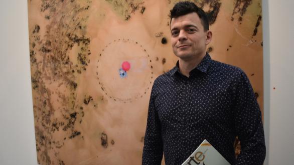 Martín de Lucas with a photograph of República Mínima No 12