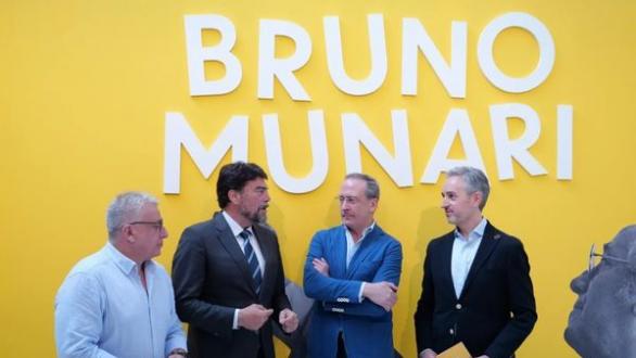 personas en la inauguración de la muestra sobre Bruno Munari en el MACA 
