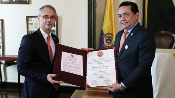 Entrega del reconocimiento. Foto: EFE 
