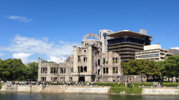 Cúpula de la Bomba Atómica de Hiroshima junto al río Motoyasu, conservada como memorial de la destrucción nuclear