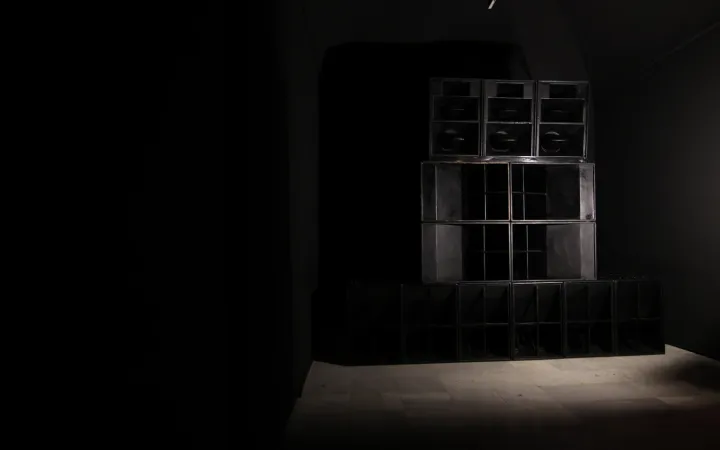 Instalación inmersiva de Oliver Laxe con sonido, penumbra y proyecciones
