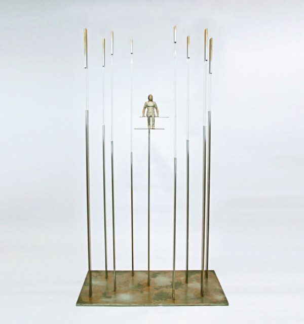 Marta Sánchez Luengo, Certidumbre suspendida, 2021. Bronce y hierro. 180 x 100 x 50 cm