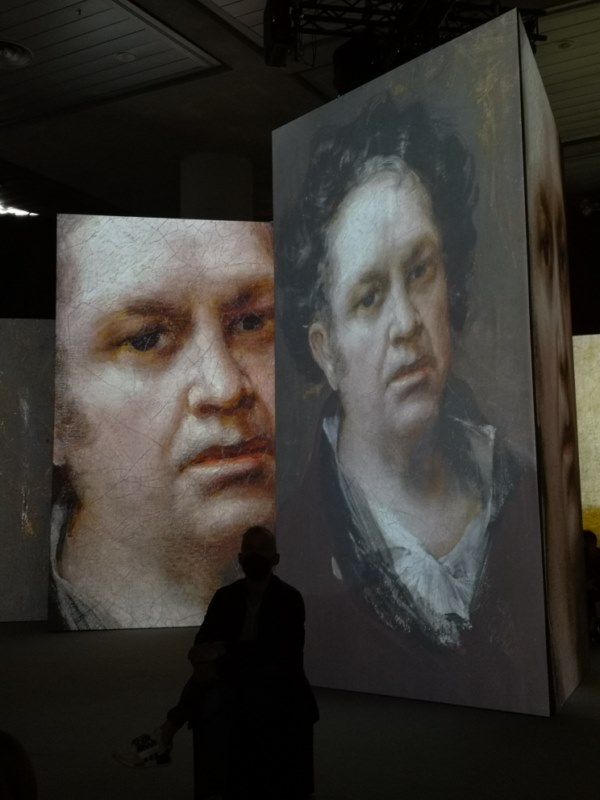 #INGOYA Muestra de obras del artista en pantallas gigantes 