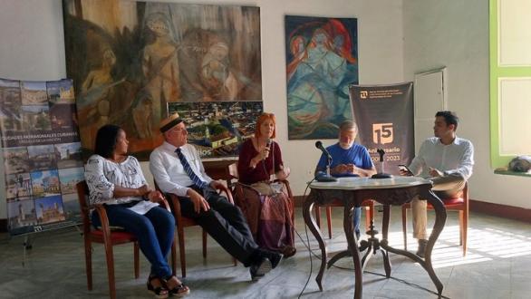 De izquierda a derecha: Norca Caballero, directora de la Oficina para la Gestión del Centro Histórico de Guanabacoa; Leonel Pérez Orozco, Conservador de la Ciudad Matanzas; Patricia Rodríguez, secretaria de la Red; Carlos Bauta, director de la Escuela Taller de La Habana; y Arsenio Sánchez, coordinador general de la Red.