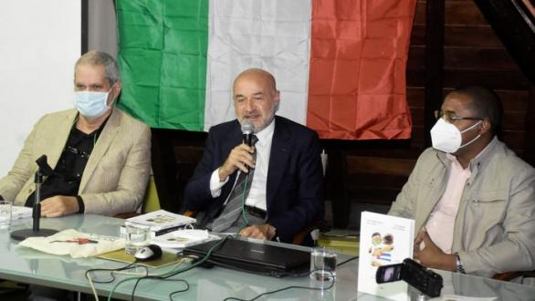 Embajador de Italia en Cuba Roberto Vellano interviene durante la presentación 