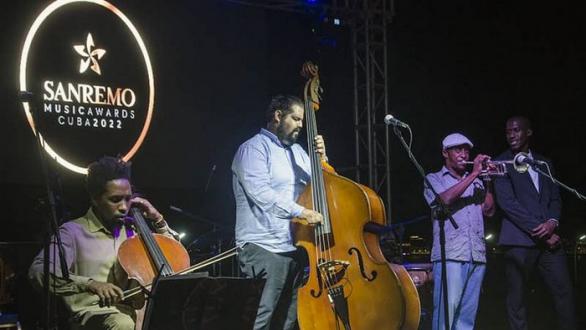 Gastón Joya con su grupo Elegbara Robots en la inauguración del evento, Juan Carlos Borjas. Periódico Cubarte. 